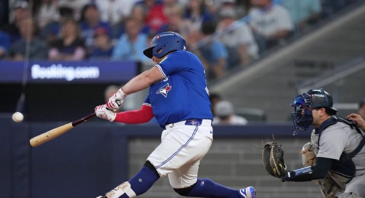 Kirk conecta dos jonrones y los Blue Jays aplastan a los Yankees 10-1