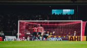 Foto ilustrativa de la nota titulada: Chivas logra remontada de 2-1 ante Pumas para ligar su tercera victoria en el Apertura de la Liga MX (Video)