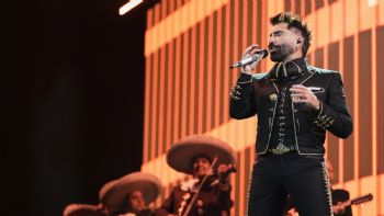 Alejandro Fernández canta las mañanitas a Yuridia para agasajarla por su cumpleaños (Video)