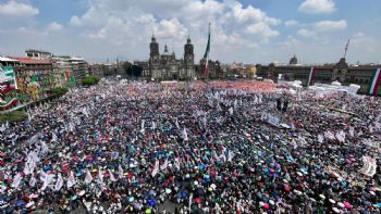 Miles de personas llenan el Zócalo capitalino por informe del primer año gobierno de Sheinbaum