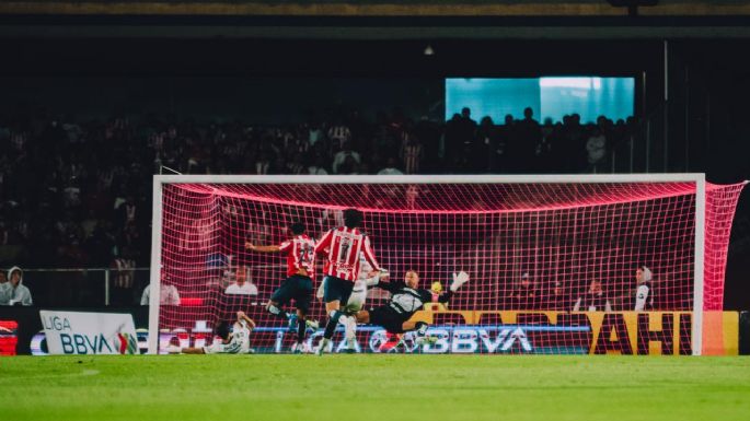 Chivas logra remontada de 2-1 ante Pumas para ligar su tercera victoria en el Apertura de la Liga MX (Video)