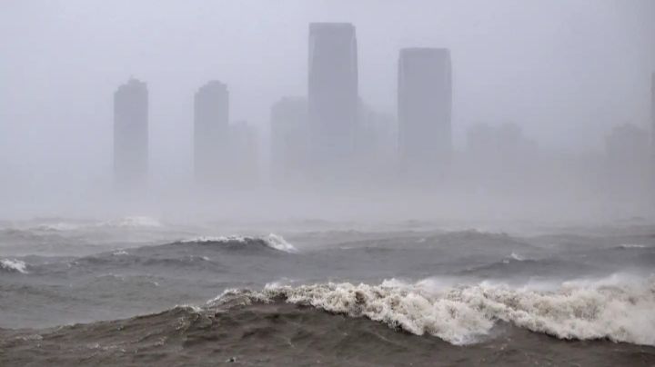 El tifón Matmo se fortalece y obliga a China a evacuar a 347 mil personas antes de tocar tierra.