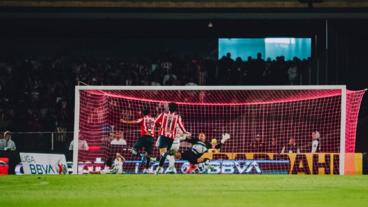 Chivas logra remontada de 2-1 ante Pumas para ligar su tercera victoria en el Apertura de la Liga MX (Video)
