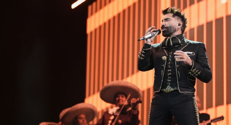 Alejandro Fernández canta las mañanitas a Yuridia para agasajarla por su cumpleaños (Video)