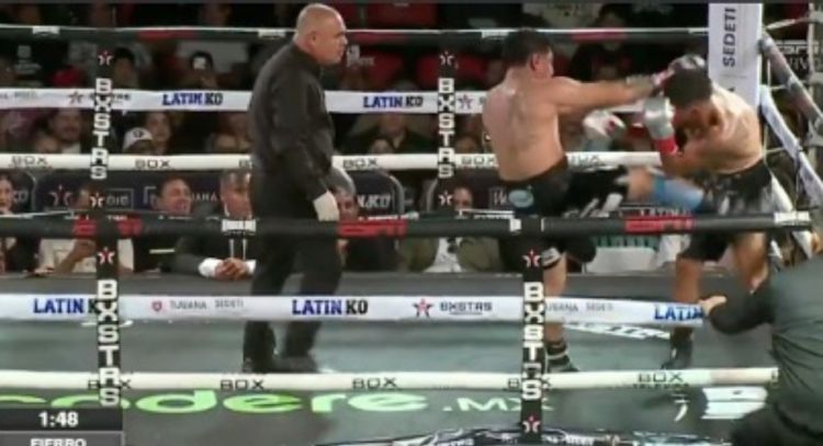 Se le va a las patadas al rival: "Tashiro" Fierro pierde el control y es descalificado (video)