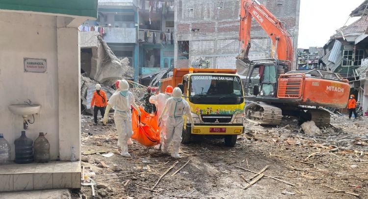 Buscan a estudiantes desaparecidos tras colapso de escuela que dejó 40 muertos en Indonesia