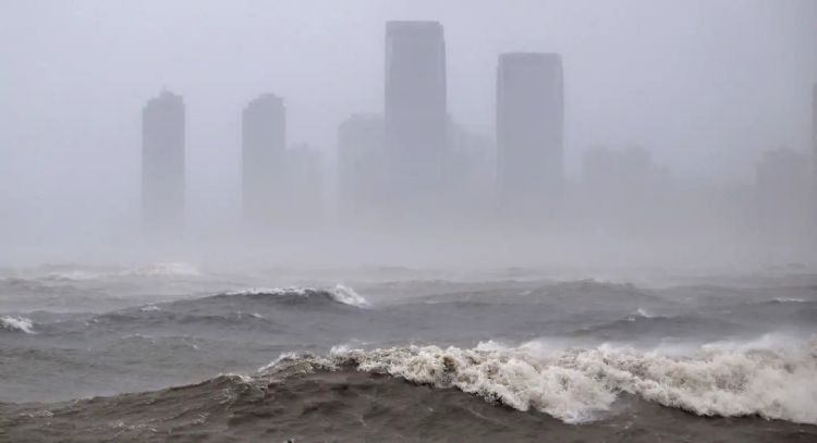 El tifón Matmo se fortalece y obliga a China a evacuar a 347 mil personas antes de tocar tierra.