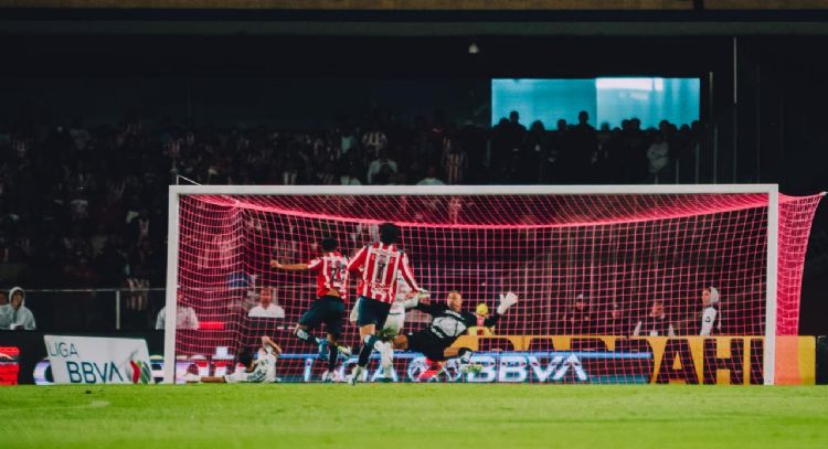 Chivas logra remontada de 2-1 ante Pumas para ligar su tercera victoria en el Apertura de la Liga MX