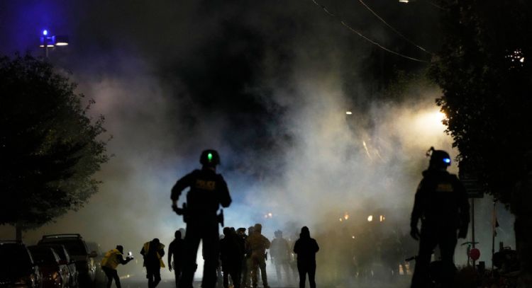 Jueza bloquea temporalmente al gobierno de Trump de enviar tropas de la Guardia Nacional a Oregon