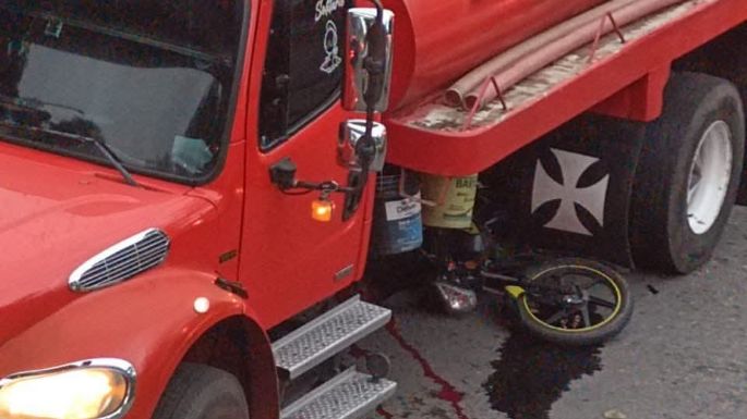Pipa de agua atropella y mata a dos motociclistas en la carretera México-Cuernavaca