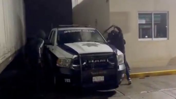 Sujetos armados golpean, balean y esposan a policía de Hidalgo a su patrulla; después dejan manta