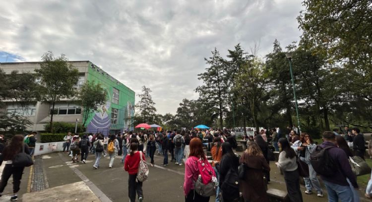 Desalojan a alumnos de la FCPyS de la UNAM por amenaza de bomba