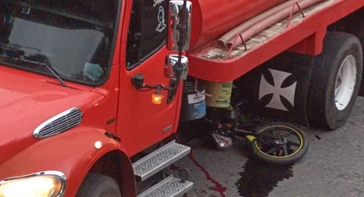 Pipa de agua atropella y mata a dos motociclistas en la carretera México-Cuernavaca
