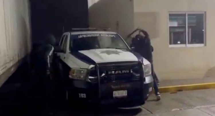 Sujetos armados golpean, balean y esposan a policía de Hidalgo a su patrulla; después dejan manta