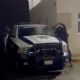 Sujetos armados golpean, balean y esposan a policía de Hidalgo a su patrulla; después dejan manta