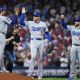 Snell brilla y el bullpen de Dodgers frena remontada de Filis para ganar 4-3 en el segundo juego
