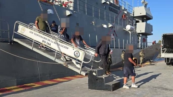 Rescatan a 17 personas en embarcación a la deriva en Playas de Rosarito