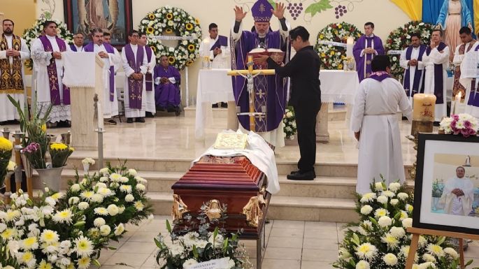 Feligreses despiden al sacerdote Bertoldo Pantaleón Estrada, quien fue asesinado en Mezcala