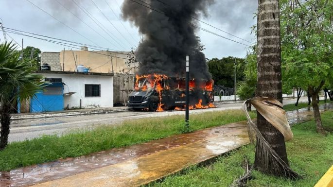 Invasores de terrenos queman autobús de la Policía de Playa del Carmen