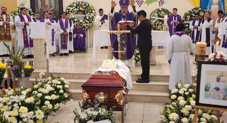 Feligreses despiden al sacerdote Bertoldo Pantaleón Estrada, quien fue asesinado en Mezcala
