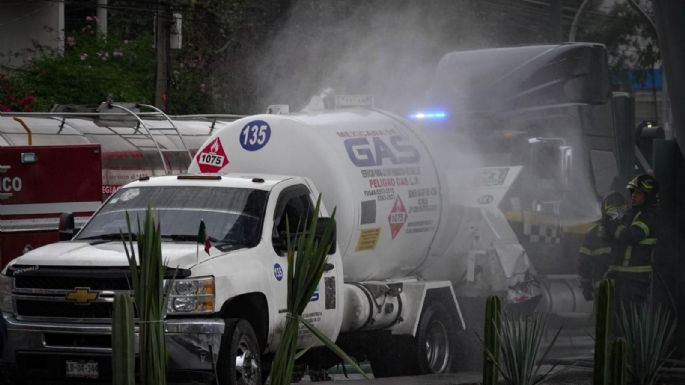 Pipa choca y provoca fuga de gas en Tláhuac; bomberos controlan incidente