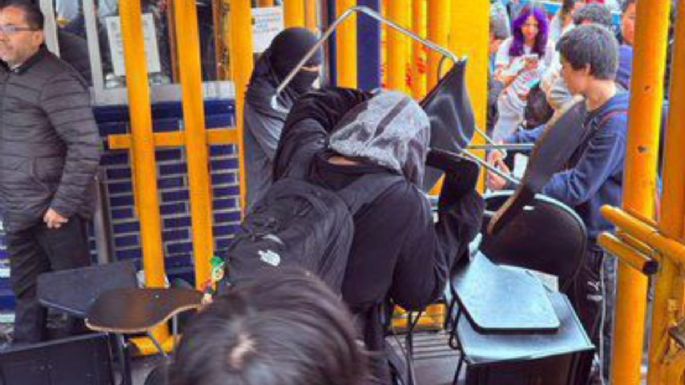 Grupo de encapuchados toma la Prepa 8 por presunta agresión policiaca en marcha pro Palestina