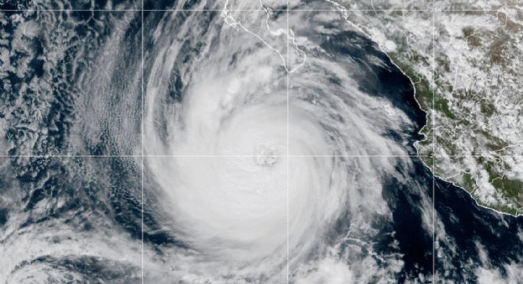 Huracán Priscilla se debilita en el Pacífico de México; tormenta Jerry se fortalece en el Atlántico