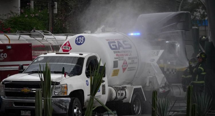 Pipa choca y provoca fuga de gas en Tláhuac; bomberos controlan incidente