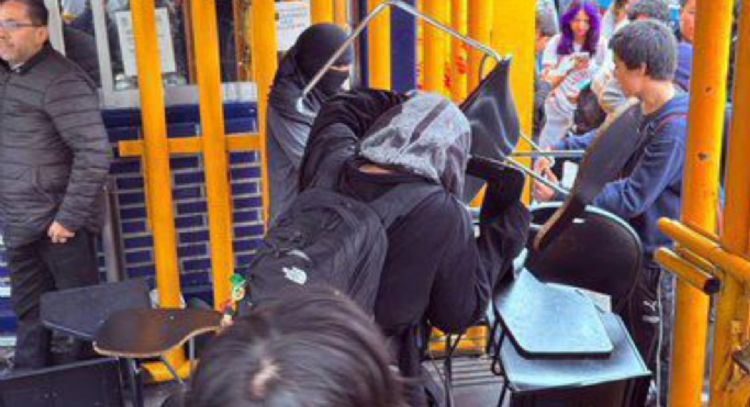 Grupo de encapuchados toma la Prepa 8 por presunta agresión policiaca en marcha pro Palestina