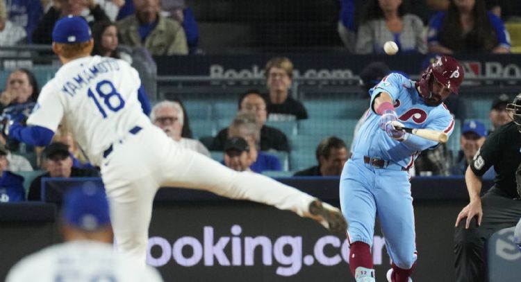 Schwarber se destapa con dos jonrones y los Filis vencen 8-2 a Dodgers para evitar la barrida