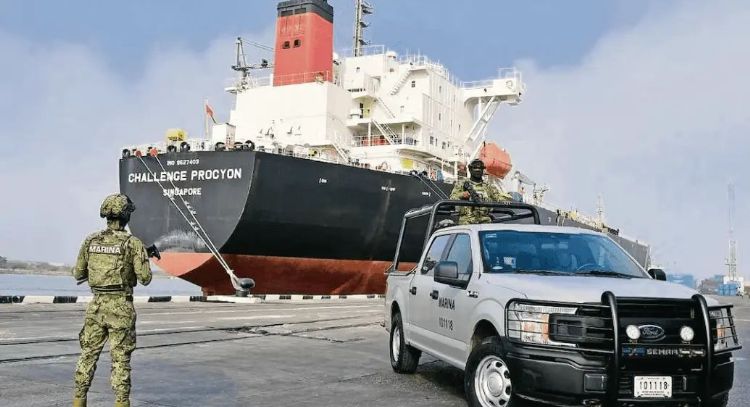 Identifican a capitán de navío como enlace entre titulares de aduanas para traficar huachicol