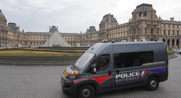 Dos nuevos sospechosos enfrentan cargos preliminares por robo en el Louvre