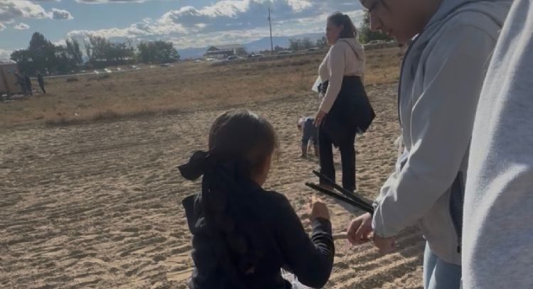 Niños atados, padres arrestados y familias traumatizadas tras redada del FBI en Idaho
