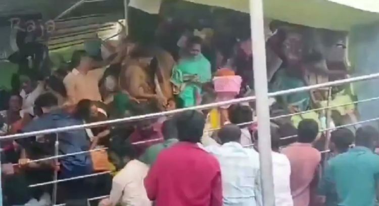 Nueve muertos y decenas de heridos en una avalancha humana en un templo hindú en el sur de la India