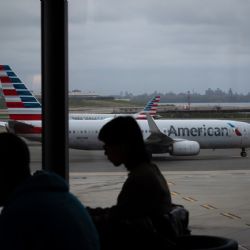 Pasajeros aéreos enfrentan frustración luego que EU ordena más recortes de vuelos