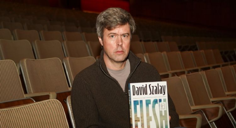 El escritor David Szalay gana el Premio Booker de ficción por su novela “Flesh”