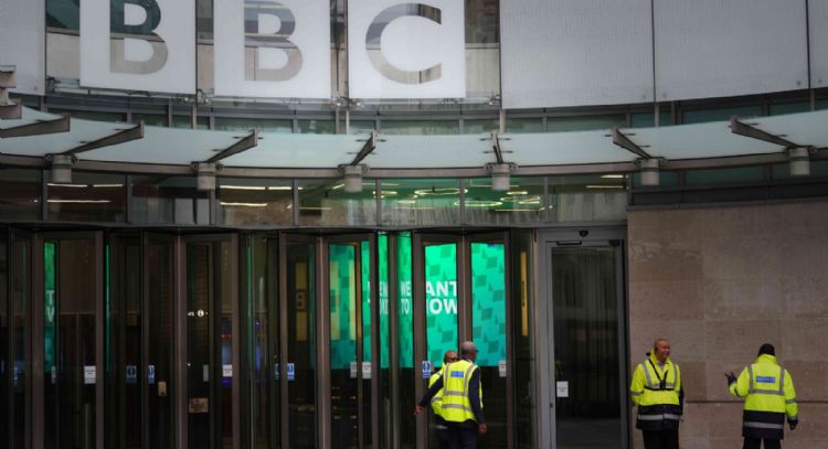 Gobierno británico sigue envuelto en la disputa entre Trump y la BBC