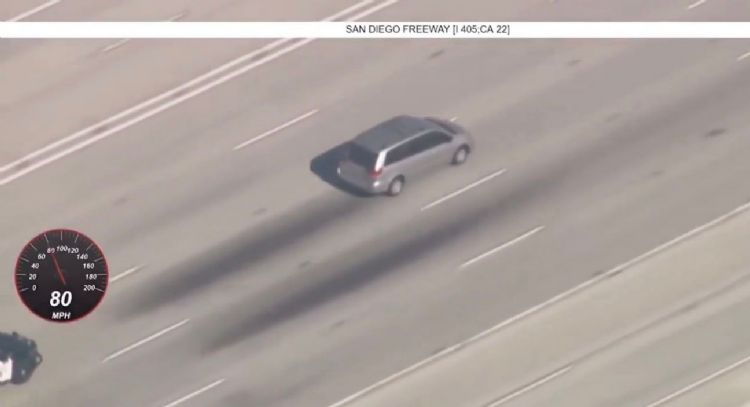 Prófuga evade a la policía por cuatro condados de California antes de huir a México (Video)