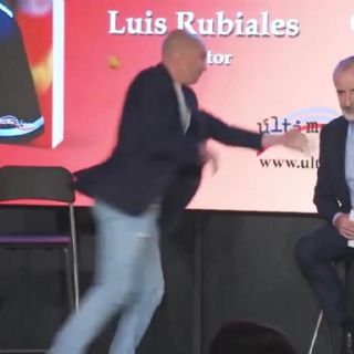 Lanzan huevos a Luis Rubiales durante la presentación de su libro (Video)