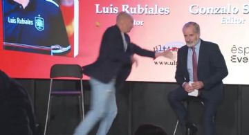 Lanzan huevos a Luis Rubiales durante la presentación de su libro (Video)
