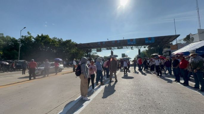 Maestros del SNTE toman casetas y protestan en edificios públicos de Tuxtla Gutiérrez