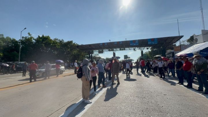 Maestros del SNTE toman casetas y protestan en edificios públicos de Tuxtla Gutiérrez