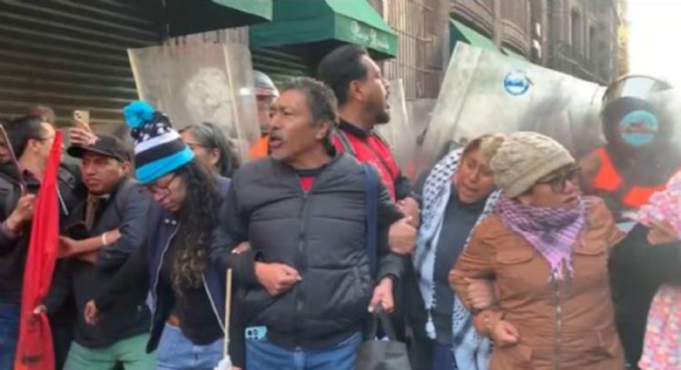 Maestros de la CNTE cercan Palacio Nacional; fueron dispersados con extintores (Video)