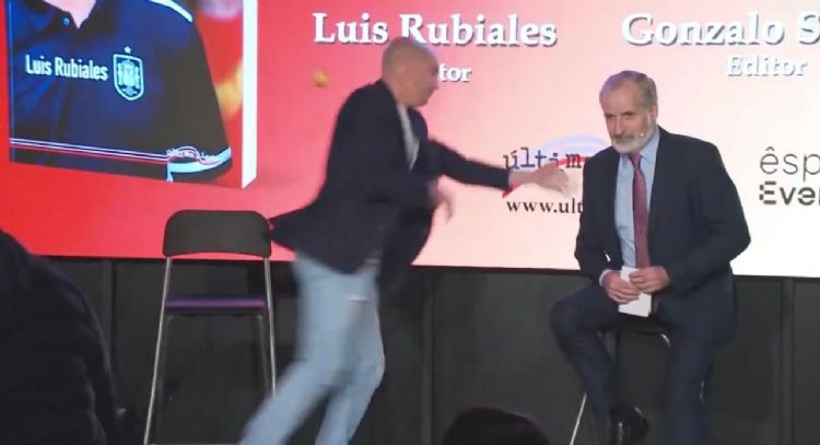 Lanzan huevos a Luis Rubiales durante la presentación de su libro (Video)