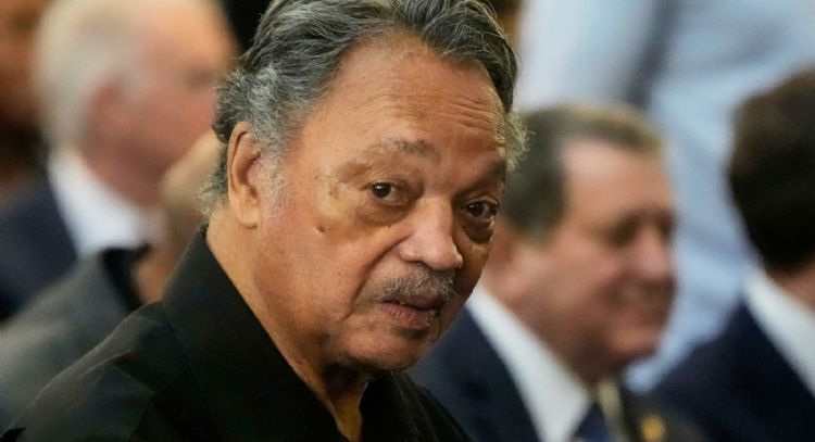 Hospitalizan al líder defensor de derechos civiles, Jesse Jackson por un raro trastorno neurológico
