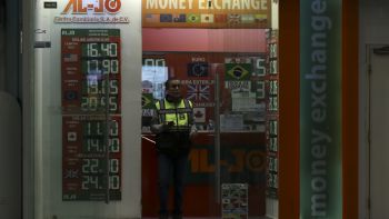 Peso arranca con depreciación ante debilidad del consumo privado