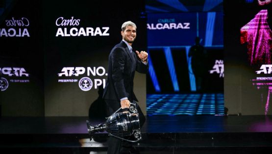 Alcaraz recibe el trofeo como número 1 del 2025: "Es algo para lo que estoy trabajando muy duro"