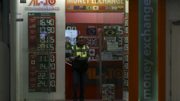 Peso arranca con depreciación ante debilidad del consumo privado