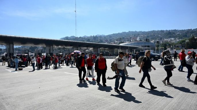 CNTE toma casetas de la México-Puebla y México-Cuernavaca