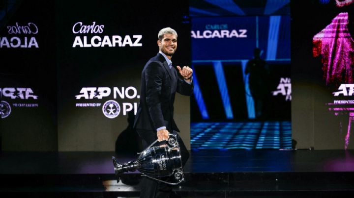Alcaraz recibe el trofeo como número 1 del 2025: "Es algo para lo que estoy trabajando muy duro"
